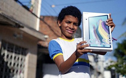 Morador da comunidade de Entra Apulso, na Zona Sul do Recife, Guilherme não tinha internet nem computador em casa para fazer as atividades escolares