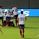 Tricolores abraçam Ernando após gol nos acréscimos