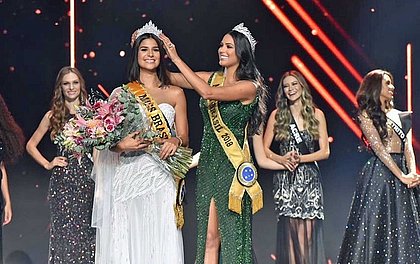 A mineira recebeu a coroa das mãos da amazonense Mayra Dias, Miss Brasil 2018