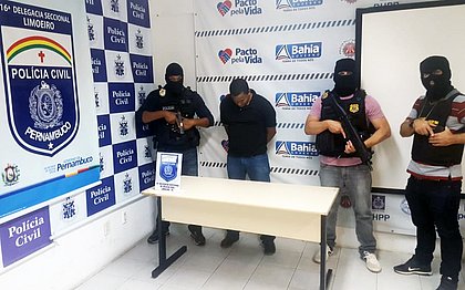 Alexandre Mendonça com policiais civis de Limoeiro (PE), para onde foi encaminhado após ser preso na Bahia