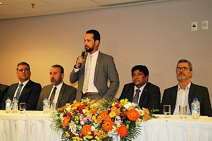 Ricardo Lima, de pé, é o presidente da Federação Baiana de Futebol