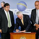 Presidente Michel Temer assina o decreto de intervenção federal no Rio