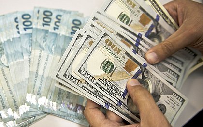 Dólar bate em R$ 4,44 e Bolsa tem forte queda em meio a avanço do coronavírus