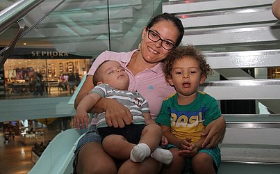 Mãe dos pequenos Guilherme e Bernardo, a biomédica Samira Salvador defende que as mães não desistam de amamentar