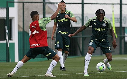 Juninho (esq) e Luiz Adriano (dir) não testaram positivo e participaram do treino na manhã desta terça (17) realizado no CT do clube
