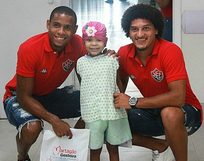 Jogadores do Vitória visitam crianças no Martagão Gesteira