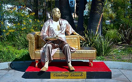 Estátua de produtor pronto para 'teste do sofá' é colocada na calçada da fama