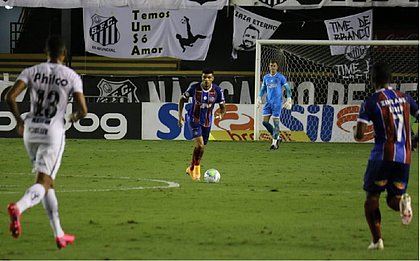 Douglas, lá no fundo, observa Juninho com a bola. Defesa do Bahia voltou a apresentar falhas contra o Santos