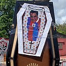Torcedores pregaram uma foto de Carneiro com camisa do Bahia num caixão