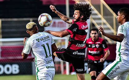 Fernando Neto, do Vitória, em lance do empate contra a Chapecoense, domingo, no Barradão