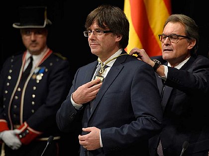 Catalunha declara independência, mas suspende plebiscito por negociações