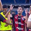 Alisson Farias comemora com os jogadores do banco de reservas