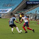 Matheus Bahia enfrenta a marcação de Vanderson, do Grêmio
