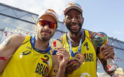 Bruno Schmidt (esq) e Evandro exibem medalha de ouro em Varsóvia