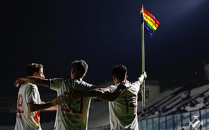 Germán Cano, do Vasco, comemorou gol erguendo bandeira LGBTQIA+