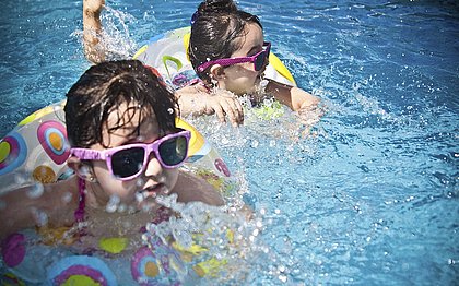 Cuidados com as crianças devem ser ainda maiores em piscinas e praia
