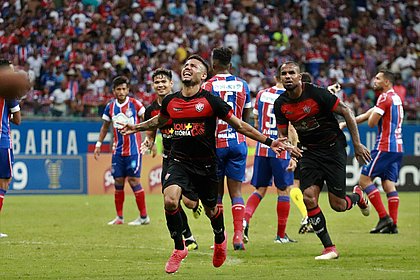 Matheus Rocha comemora o gol de empate rubro-negro
