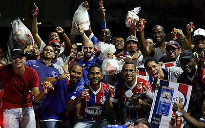 Antes do acordo, torcedores boicotaram os bares da Fonte Nova e consumiram cerveja do lado de fora do estádio 