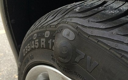 Quando aparecem laranjas no pneus, é fundamental fazer o reparo imediato sob risco da perda da peça