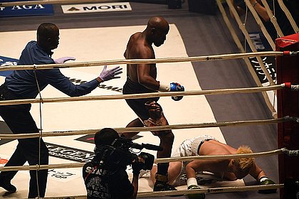 Mayweather observa Nasukawa no chão, após dar mais um knockdown no japonês