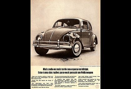 Esse anúncio da Volkswagen dos anos 1960 dizia: “Caso sua mulher venha a bater em algo com seu Volkswagen, isto não lhe custará muito”