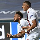Neymar e Mbappé na comemoração pelo segundo gol do PSG