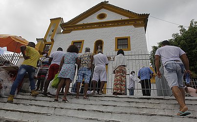 Devotos enfrentaram filas e, quem não conseguiu entrar na missa, fez os pedidos na porta da Igreja de São Lázaro e São Roque.