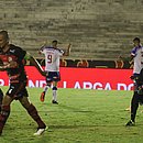 Enquanto defesa do Campinense lamenta, Gilberto comemora um dos gols na goleada do Bahia por 7x1