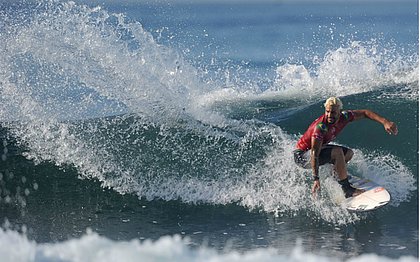 Ítalo Ferreira surfa na praia de Teramas, em Bali, e avança direto à terceira fase da etapa