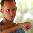 Guerra exibe tatuagem com o nome do irmão, que morreu em 2008