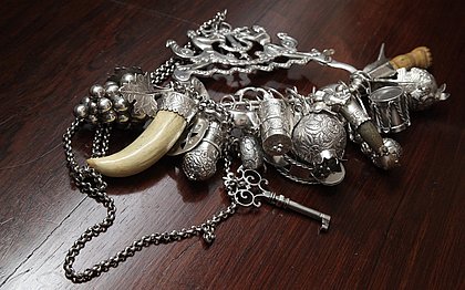 Pencas de balangandãs são exemplos de joias usadas por negras libertas no século XVIII