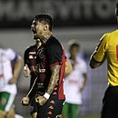 Leo Ceará fez o segundo gol do Vitória, de pênalti