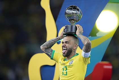 Daniel Alves foi eleito o melhor jogador da última Copa América