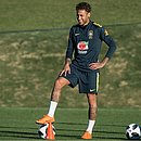 Neymar fez primeiro treino com bola nesta terça-feira (22)