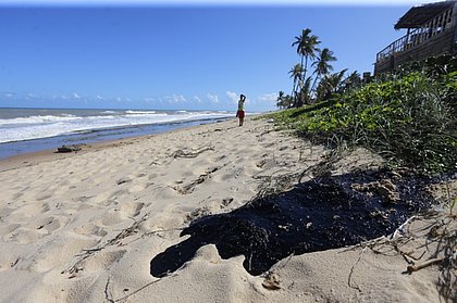Veja o que fazer caso encontre óleo nas praias de Salvador