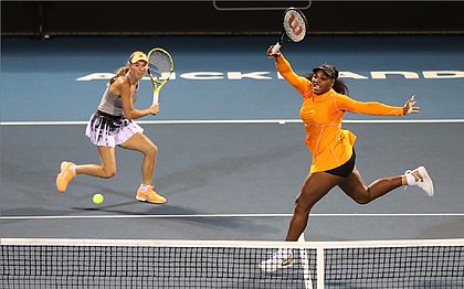 Serena e Wozniacki avançam em simples e nas duplas em Auckland
