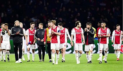 Ajax foi declarado campeão holandês após encerramento da competição 