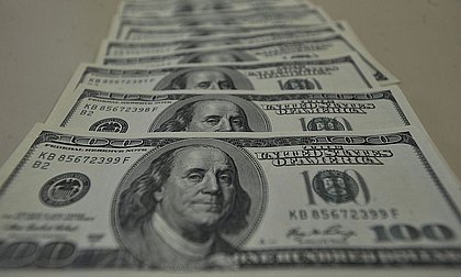 Dólar vai a R$ 5,32 e bate novo recorde e emenda 7ª alta semanal