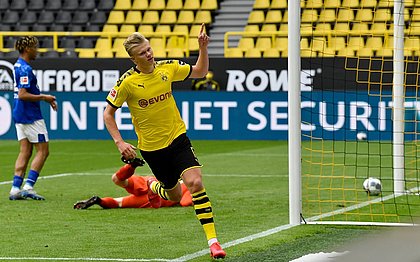 Na volta do futebol na Alemanha, Dortmund goleia Schalke por 4x0
