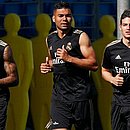 Eder Militão, Casemiro e James Rodriguez durante treinamento do Real Madrid