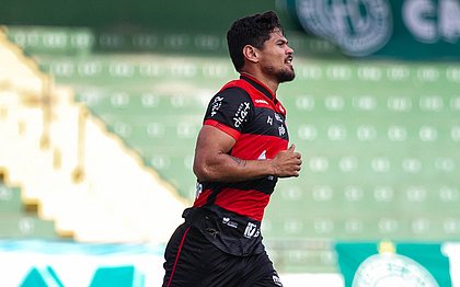 No estádio Brinco de Ouro, Léo Ceará marca duas vezes contra o Guarani