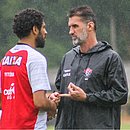 Mancini passa instruções para zagueiro Wallace, capitão do time