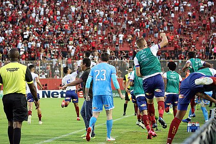 Jogadores do Bahia comemoram gol de Arthur Rezende no último minuto