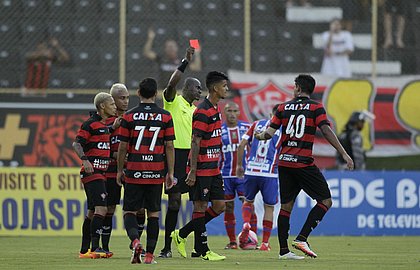Jailson Freitas expulsa Bruno (centro) e acaba o Ba-Vi por falta de jogadores do Vitória