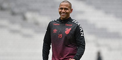 Walter deixou o Athletico-PR após o Brasileirão e tem negociação avançada com o Vitória