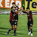 Léo Ceará comemora com Wallace o gol sobre o Juventude