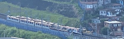 Vagão do metrô descarrila e tomba em Salvador
