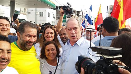 Dois de Julho: presidenciável, Ciro Gomes deixa cortejo com pé machucado 