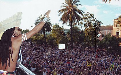 Sevilla foi uma das cidades espanholas a receber o Carnaval Movistar de Brown; lá, agitou mais de 200 mil pessoas 