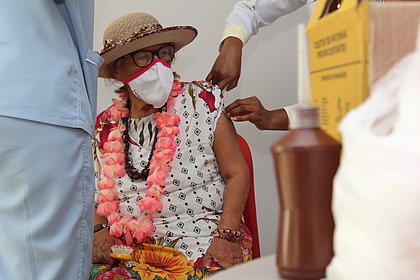 Salvador retoma vacinação contra covid-19 para idosos de 83 anos ou mais nesta quinta